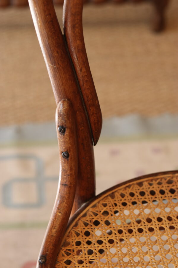 Chaise courbée à l’assise cannée, attribuée à Thonet (modèle n°14) – Image 8