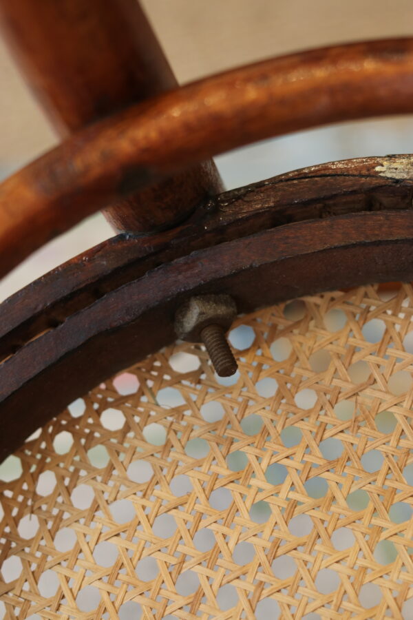 Chaise courbée à l’assise cannée, attribuée à Thonet (modèle n°14) – Image 5