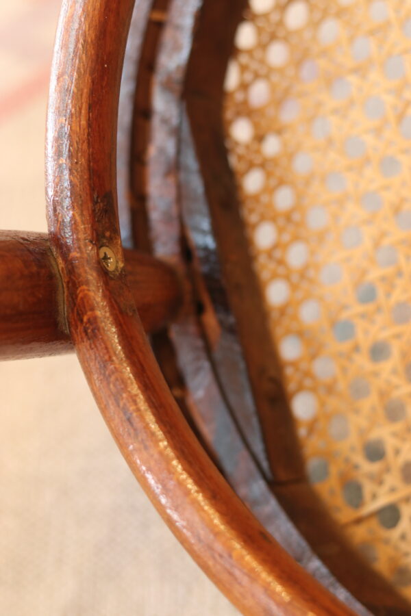 Chaise courbée à l’assise cannée, attribuée à Thonet (modèle n°14) – Image 4