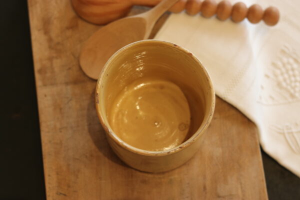 Pot à confiture en terre vernissée, jaune clair. Sud-Ouest, début XXe
