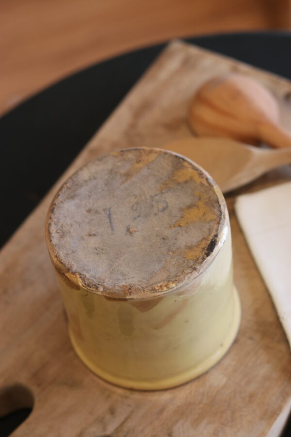 Pot à confiture en terre vernissée, jaune clair. Sud-Ouest, début XXe – Image 3