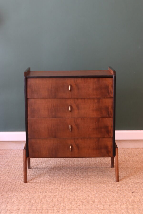 Commode moderniste en placage de chêne et laiton – France, début des années 1950