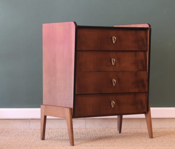 Commode moderniste en placage de chêne et laiton – France, début des années 1950