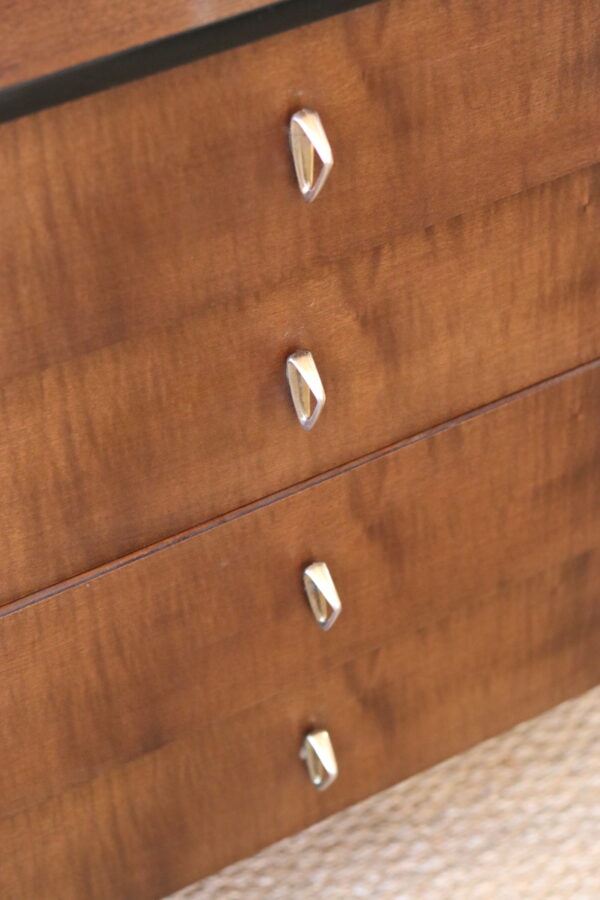 Commode moderniste en placage de chêne et laiton – France 1950s – Image 10