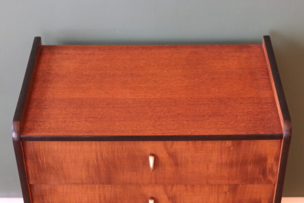 Commode moderniste en placage de chêne et laiton – France 1950s – Image 3
