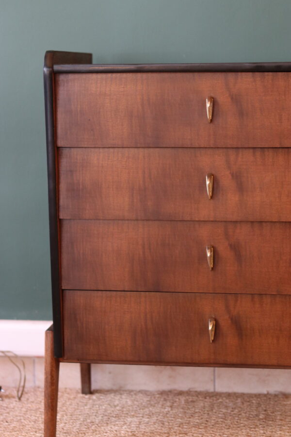 Commode moderniste en placage de chêne et laiton – France 1950s – Image 2