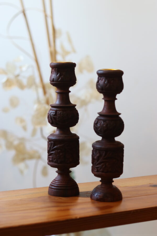 Paire de bougeoirs en bois tourné et sculpté – Image 4