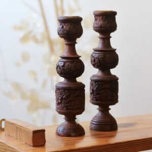 Paire de bougeoirs en bois tourné et sculpté