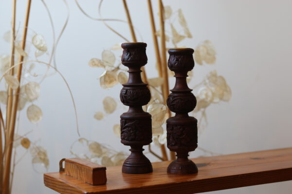 Paire de bougeoirs en bois tourné et sculpté – Image 5