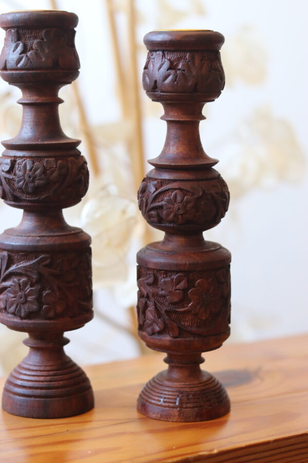 Paire de bougeoirs en bois tourné et sculpté – Image 3