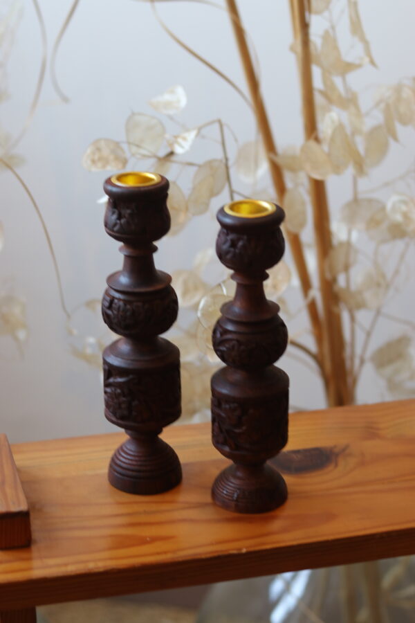 Paire de bougeoirs en bois tourné et sculpté – Image 2