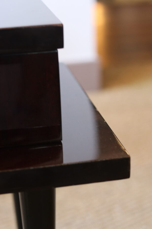 Paire de chevets en acajou vernis, pieds fuseau à embouts laiton – Image 3