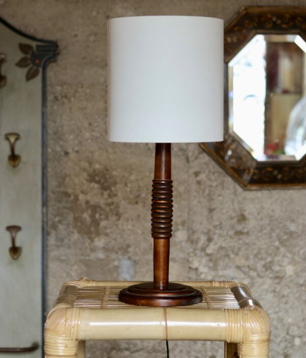 Élégante lampe en bois tourné vernis, des années 1940