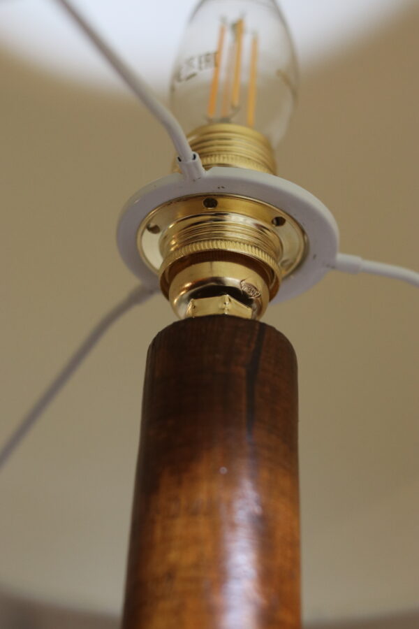 Élégante lampe en bois tourné vernis, des années 1940 – Image 2