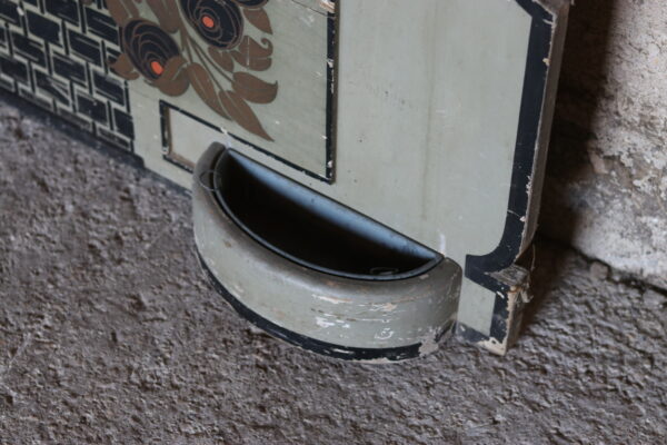 Grand vestiaire Art Deco en bois et laiton