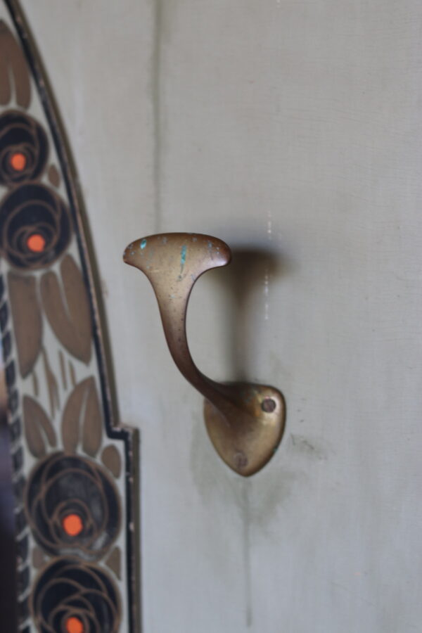 Grand vestiaire Art Deco en bois et laiton – Image 10