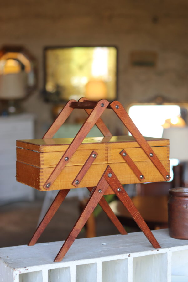 Travailleuse vintage en bois clair sur piétement compas, mécanisme à crémaillère.