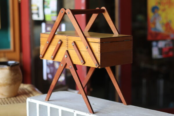 Travailleuse vintage en bois clair – Image 2