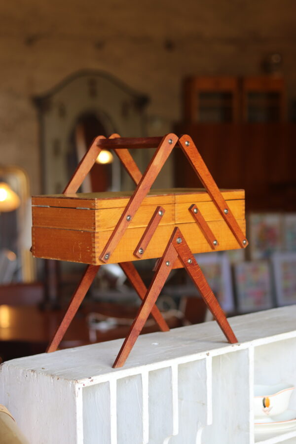 Travailleuse vintage en bois clair
