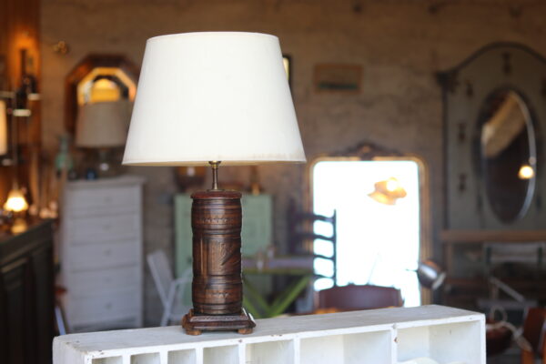 Pied de lampe touareg en cuir repoussé