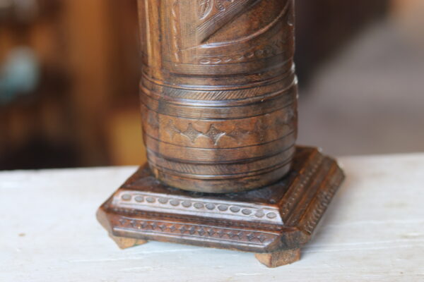 Pied de lampe touareg en cuir repoussé, 1960 – Image 4