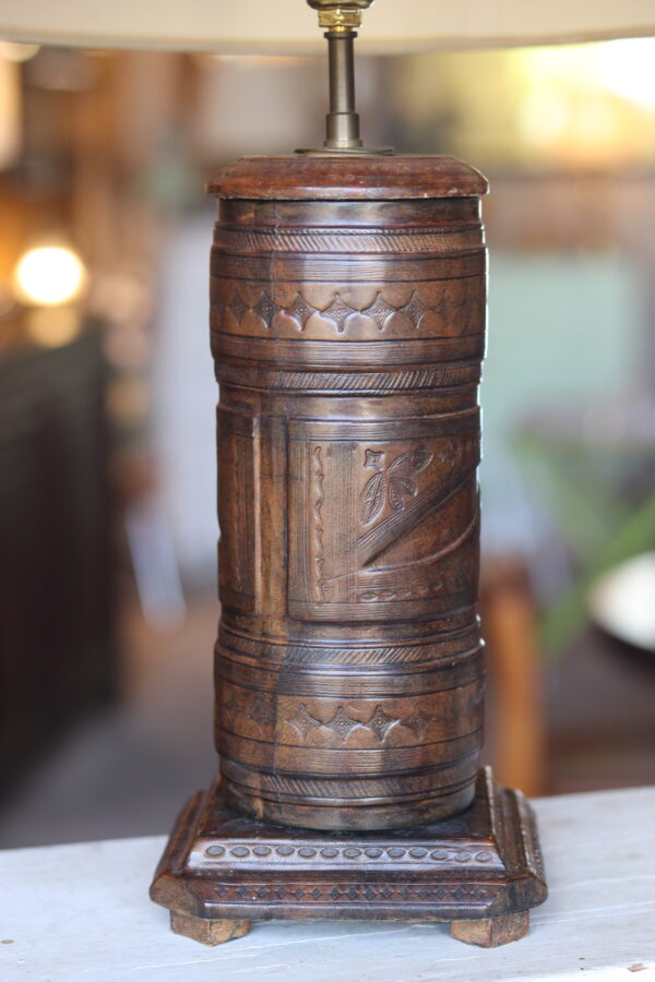 Pied de lampe touareg en cuir repoussé, 1960 – Image 3