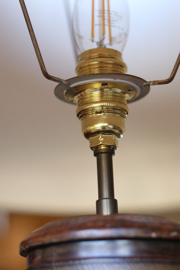 Pied de lampe touareg en cuir repoussé, 1960 – Image 2