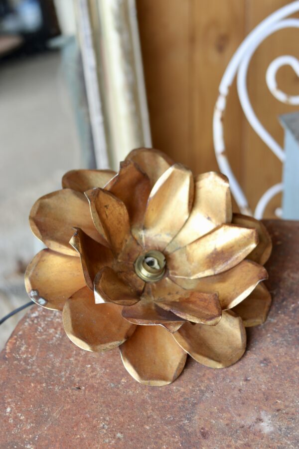 Plafonnier vintage en métal doré, en forme de fleur – Image 2
