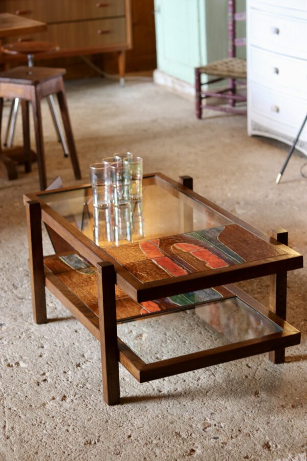 Table basse 1960 en chêne, céramique émaillée signée et verre – Image 10
