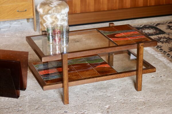 Table basse 1960 en chêne, céramique émaillée signée et verre.