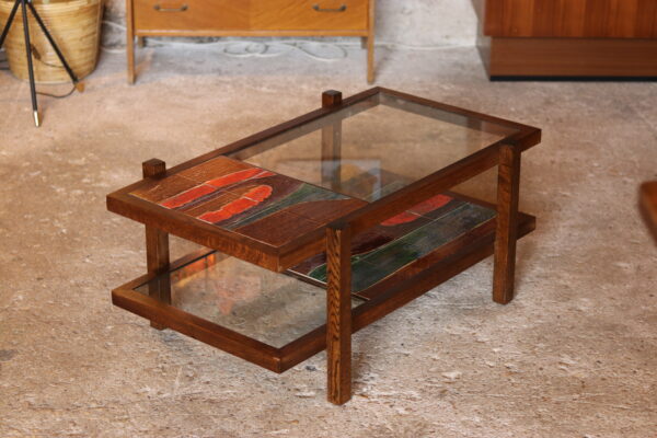 Table basse 1960 en chêne, céramique émaillée signée et verre.