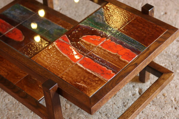 Table basse 1960 en chêne, céramique émaillée signée et verre – Image 5