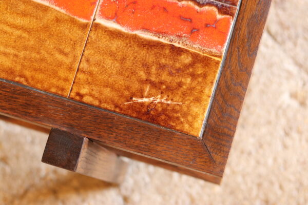 Table basse 1960 en chêne, céramique émaillée signée et verre – Image 4