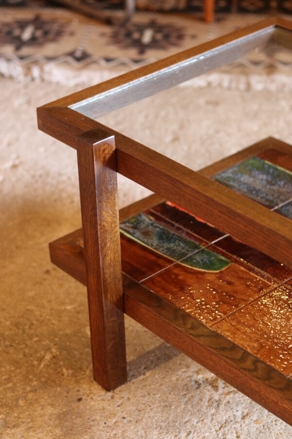 Table basse 1960 en chêne, céramique émaillée signée et verre – Image 3