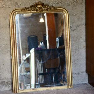 Grand miroir style Louis XVI, bois et stuc doré