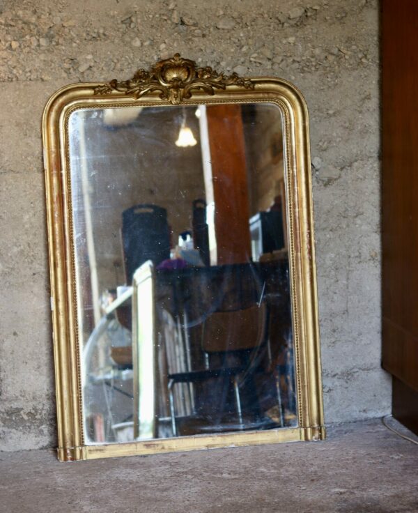 Grand miroir style Louis XVI, bois et stuc doré