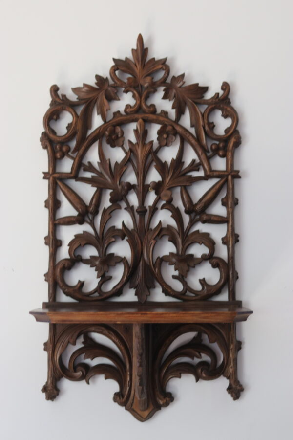 Étagère murale néo-gothique fin XIXe en bois léger sculpté – Image 4