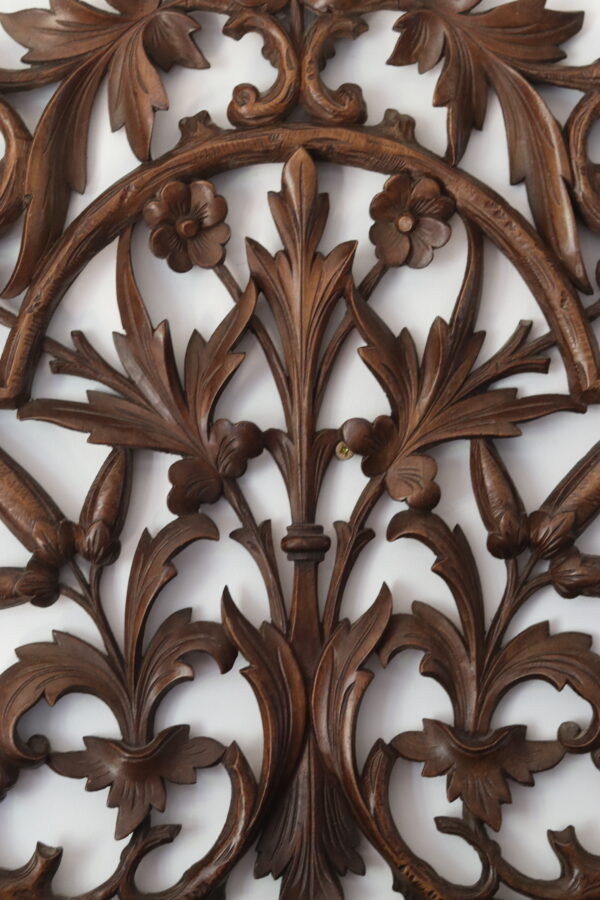 Étagère murale néo-gothique fin XIXe en bois léger sculpté – Image 5