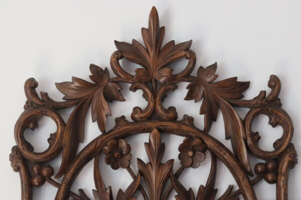 Étagère murale néo-gothique fin XIXe en bois léger sculpté – Image 6