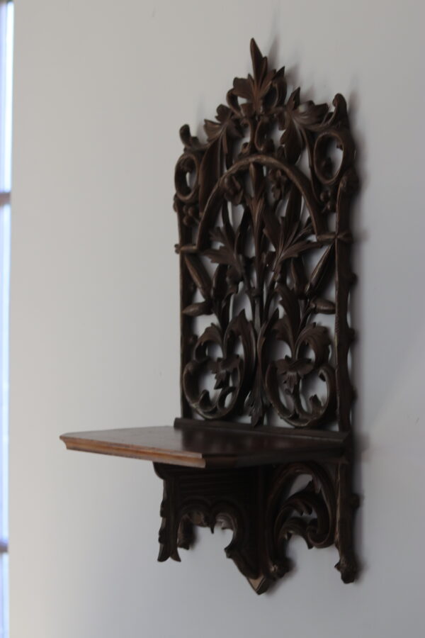 Étagère murale néo-gothique fin XIXe en bois léger sculpté – Image 7