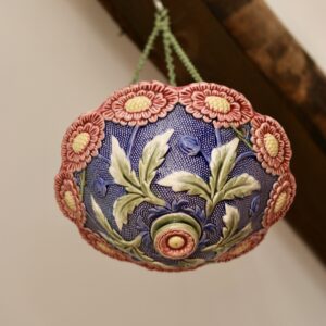 Jardinière suspendue en barbotine, vers 1900