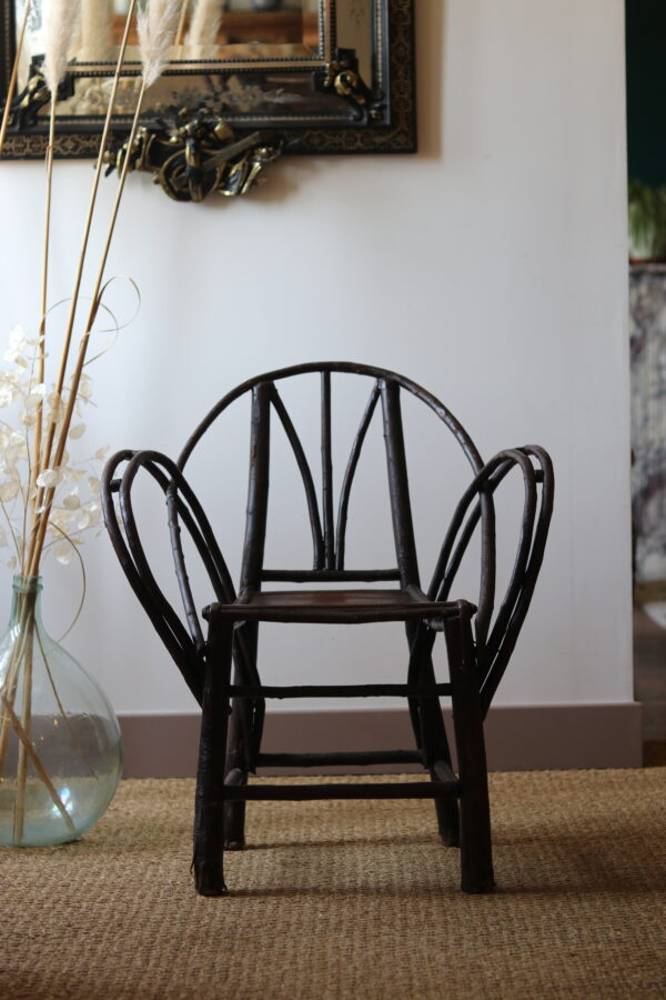 Fauteuil ancien en noisetier, travail artisanal rustique, vers 1920/40