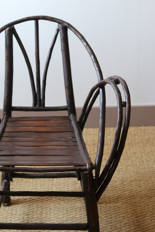Fauteuil ancien en noisetier, travail artisanal rustique, vers 1920/40 – Image 9