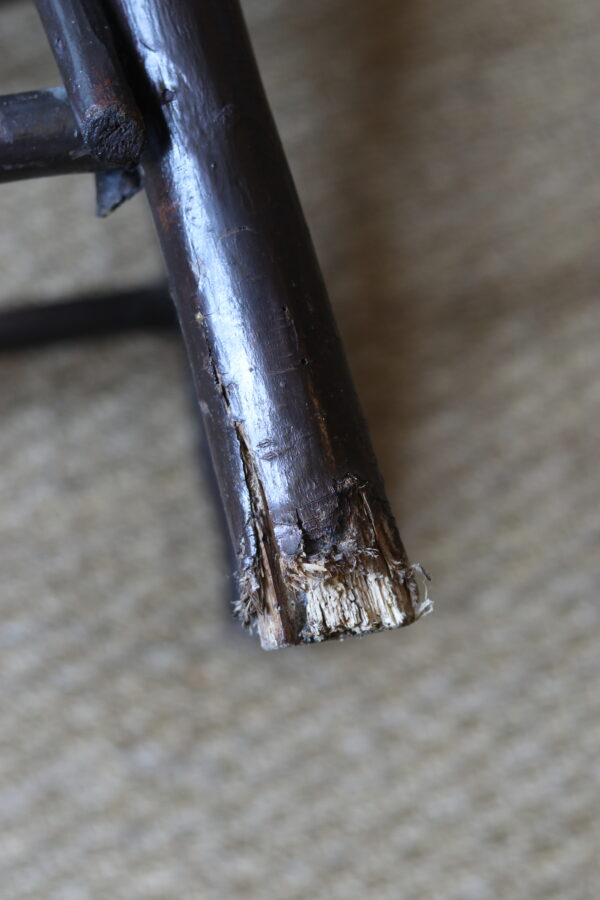 Fauteuil ancien en noisetier, travail artisanal rustique, vers 1920/40 – Image 3