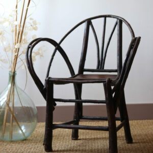 Fauteuil ancien en noisetier, travail artisanal rustique, vers 1920/40