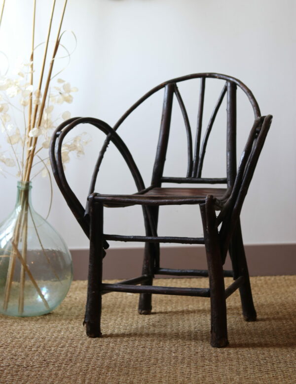 Fauteuil ancien en noisetier, travail artisanal rustique, vers 1920/40