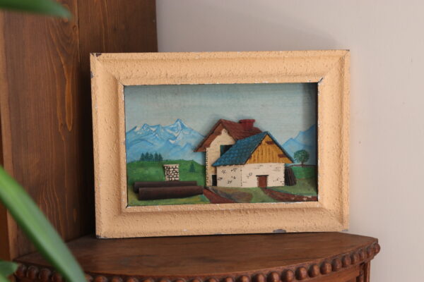 ableau en bois sculpté et peint, ferme savoyarde au pied des montagnes, vers 1950