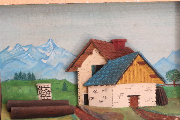 ableau en bois sculpté et peint, ferme savoyarde au pied des montagnes, vers 1950 – Image 2
