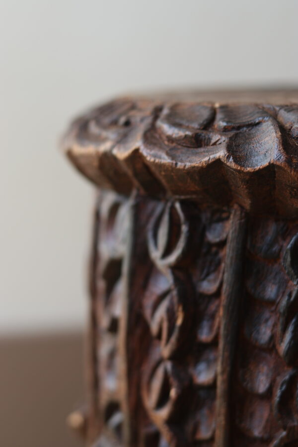 Socle ancien en bois sculpté, Wabi Sabi – Image 3