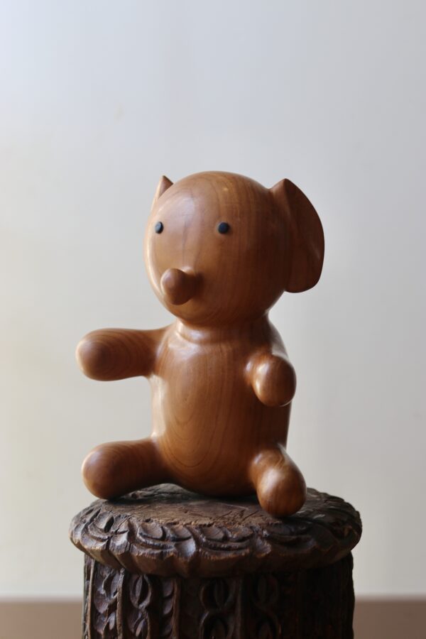 Éléphanteau sculpté en teck massif, design scandinave, vers 1970